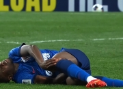 开云APP-比赛中受伤的球员为队友加油