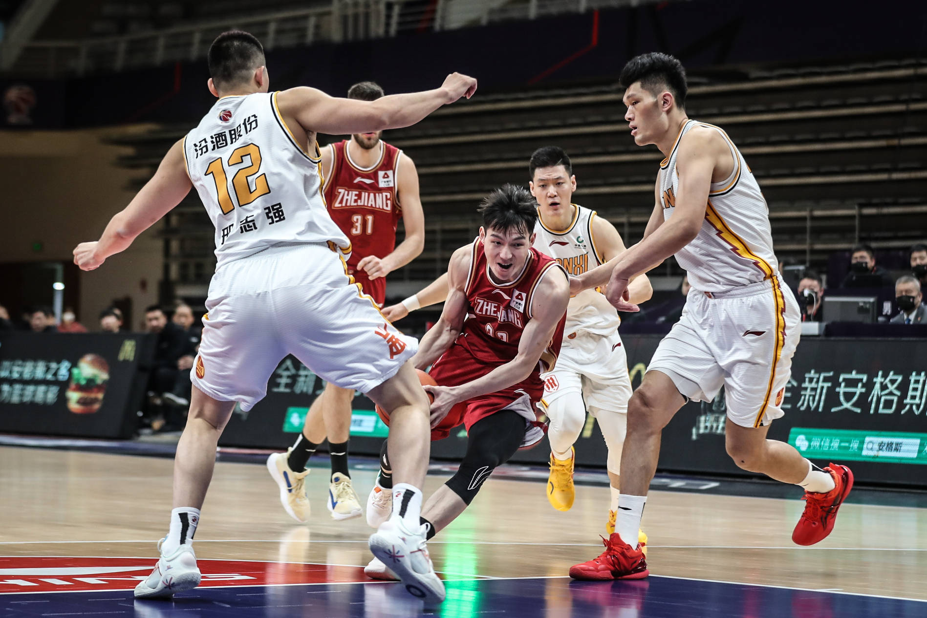 浙江男篮大胜四川，提升排名的简单介绍