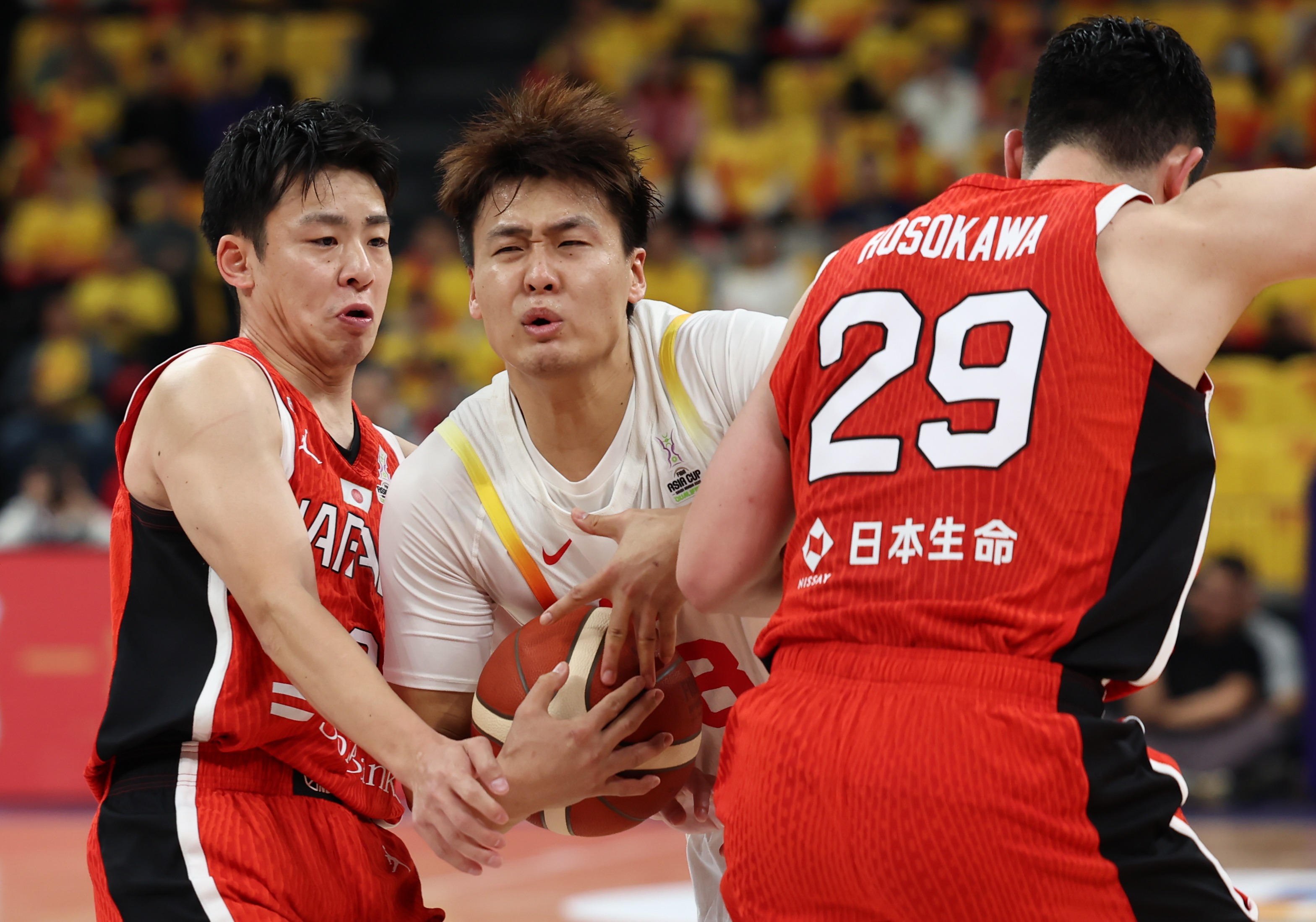 亚洲篮球巨星在比赛中大放异彩