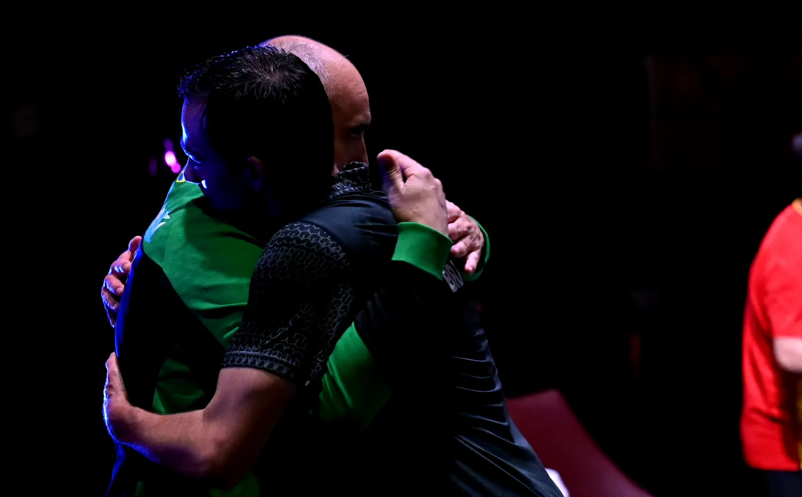 球场上喧嚣热闹，比赛激情迸发的简单介绍