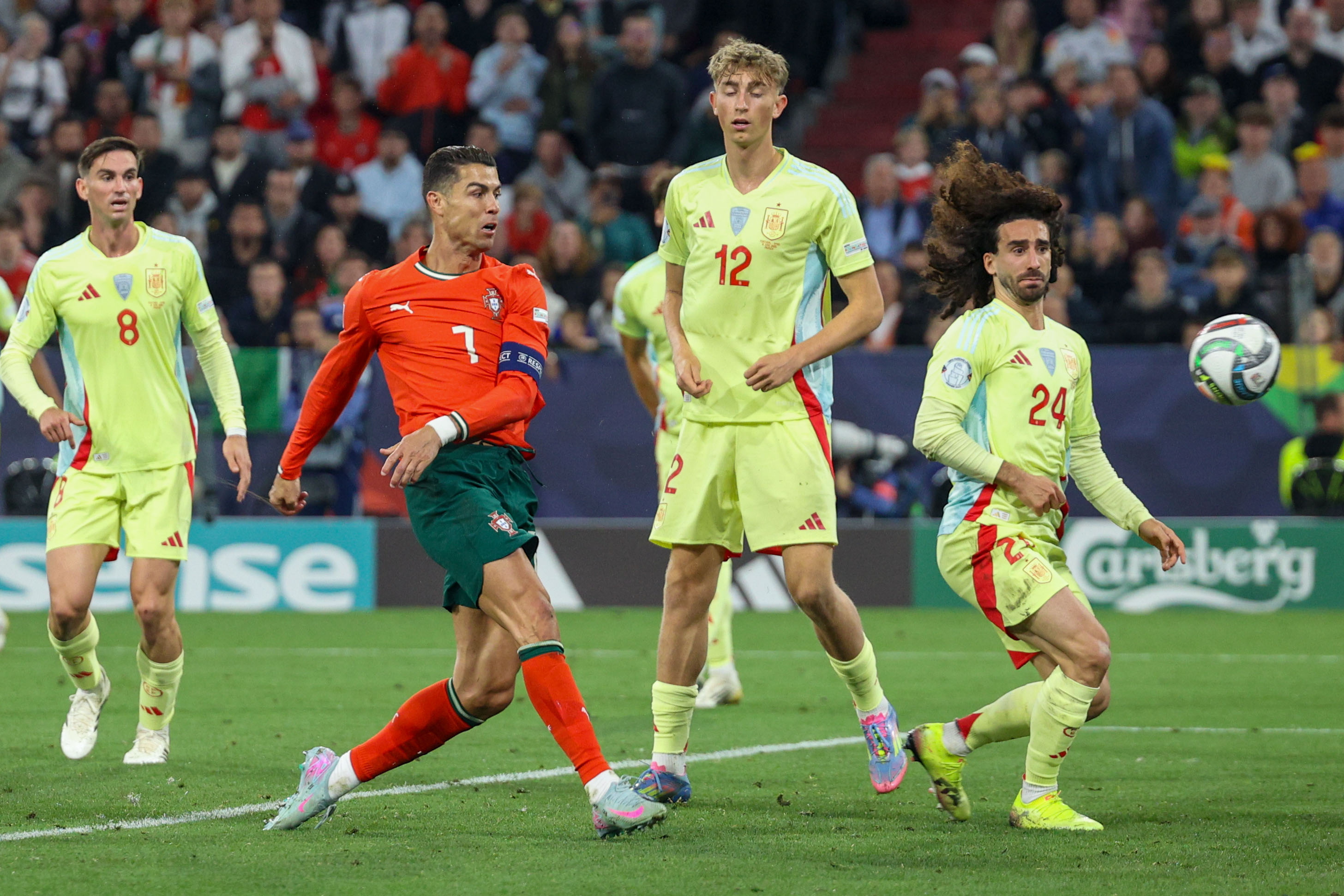 包含葡萄牙客场力压冰岛，欧洲预选赛战事火爆续的词条