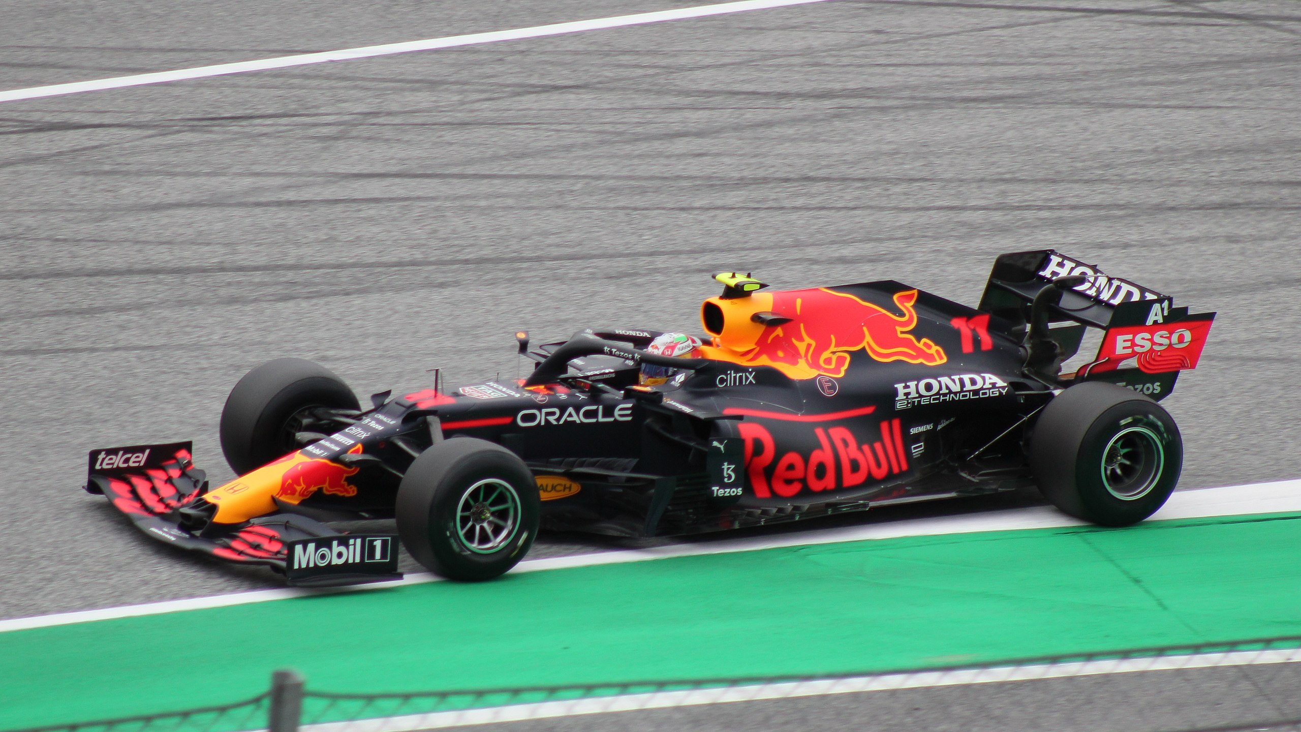 关于红牛二队翻盘雷诺车队，佩雷兹统治全场的信息