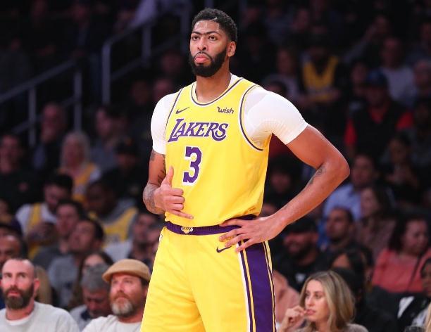 青岛队完胜灰熊，浓眉哥关键制胜