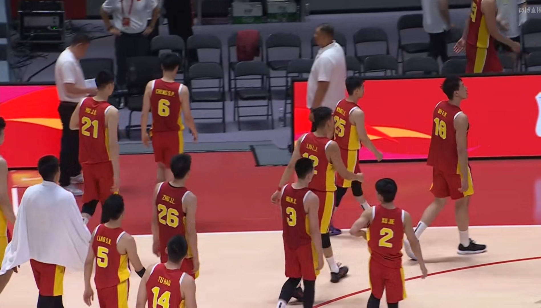 球队后备队员亮相比赛场地，展现实力