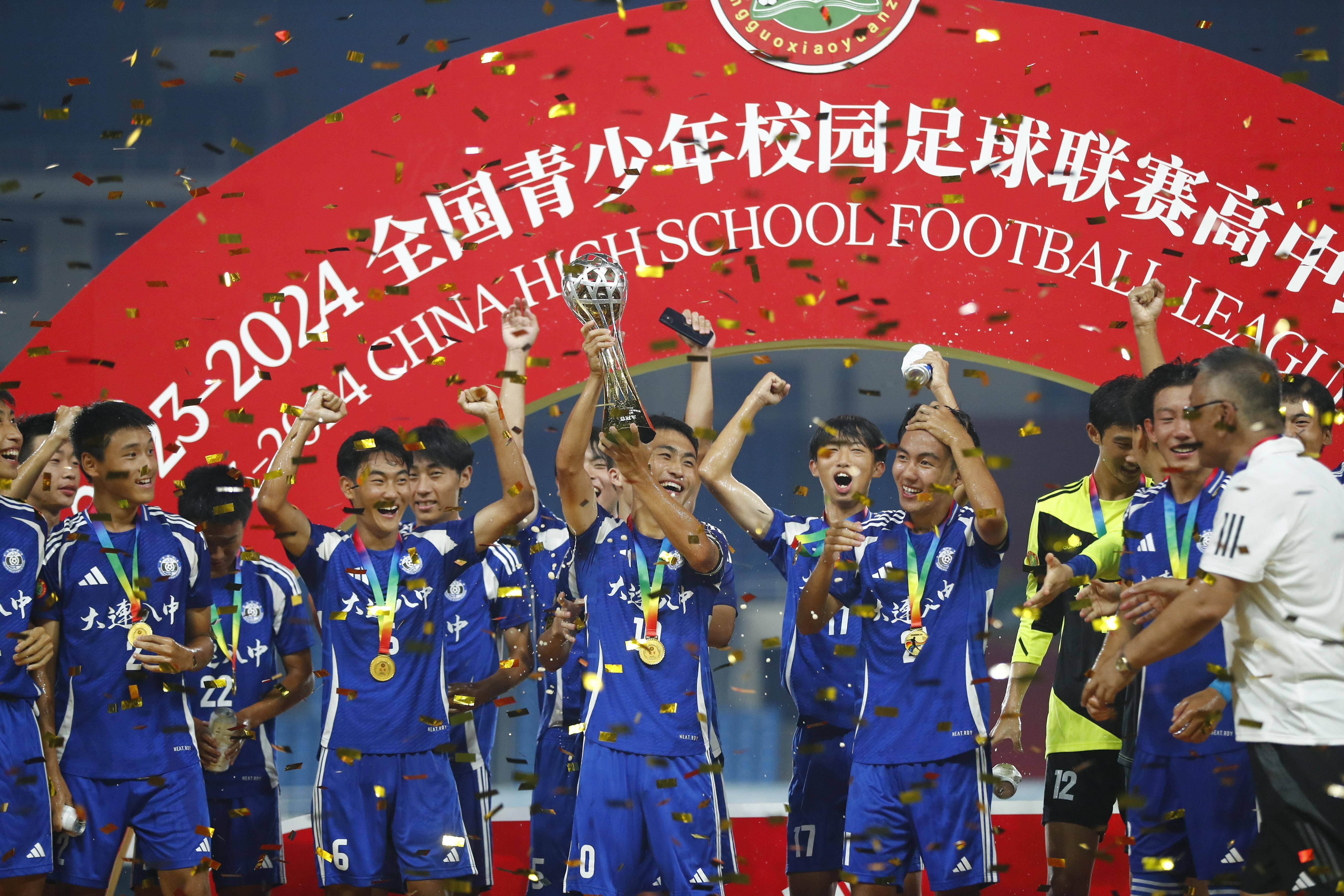 传承足球精神,全队为荣誉而战 传承足球精神,全队为荣誉而战