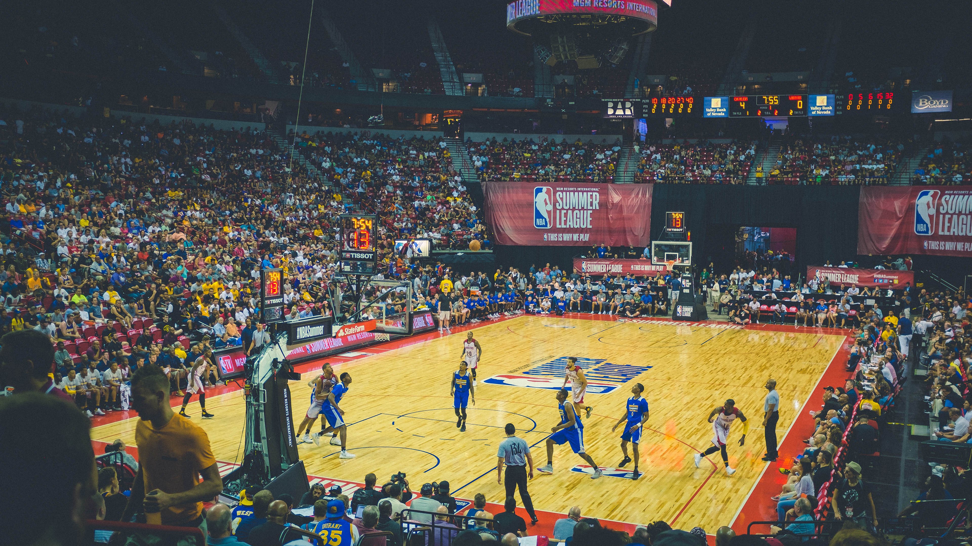 致命封锁!恩比德末节接管比赛,雷霆险胜篮网关键先生非他莫属